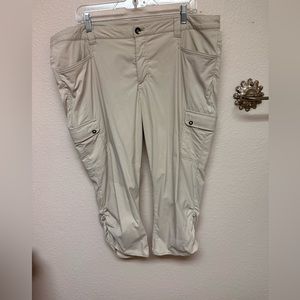 Eddie Bauer Travex cropped cargo pants. Khaki. Size 18